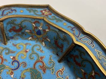 Een paar Chinese bloemvormige cloisonn&eacute; schotels, Qianlong